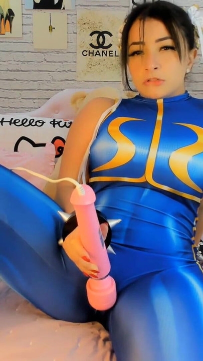 Zapanjujući trenutak iz "Chun Li cosplay pušenje ahegao i ŠPRICANJE U TAJICAMA NAKON ŠTO JE SVRŠILA S HITACHI VIBRATOROM"