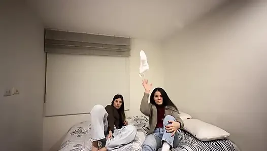Kami bersenang-senang bermain di tempat tidur untuk melompat