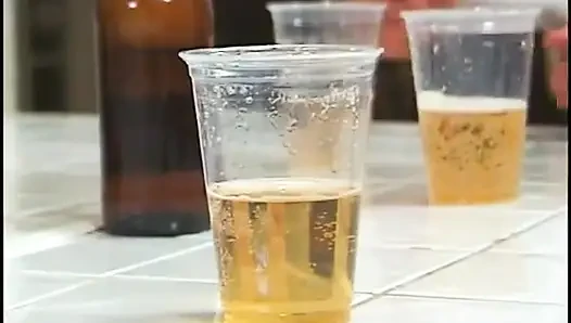 Uzun bacaklı esmer bal amını emdiriyor ve mutfakta adam tarafından sikiliyor