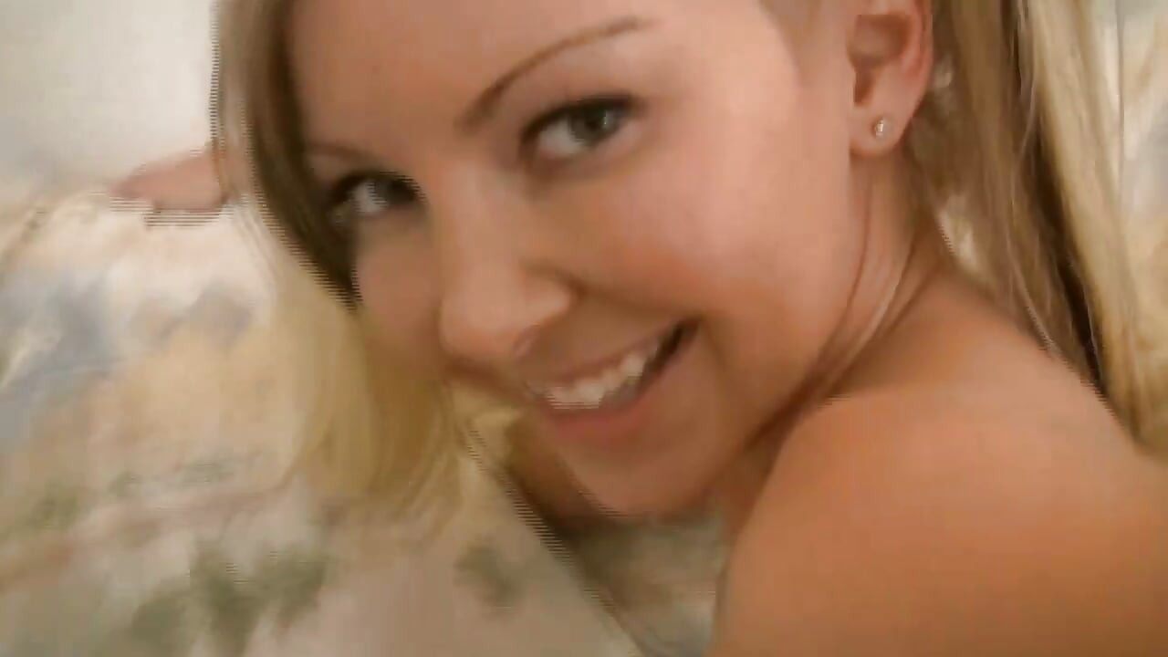 Stunning amateur teen shows her round ass