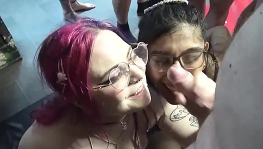 Üç çarpıcı hatun odada şimdiye kadar yarak paylaşıyor