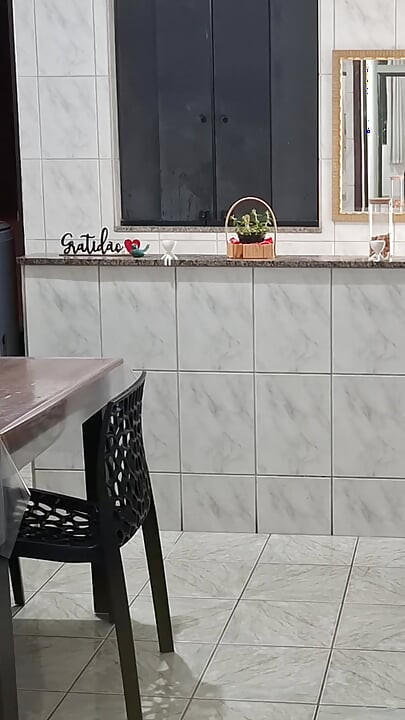 A enteada chega em casa do Carnaval de manhã cedo e faz um boquete.