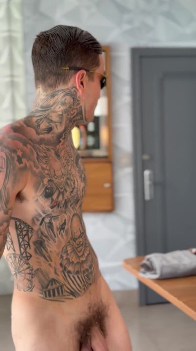 Yoğun bir günün ardından rahatlatıyor | Klip 1