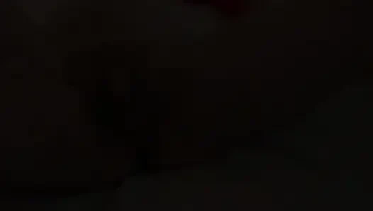 John писает, пока Джен дрочит ему