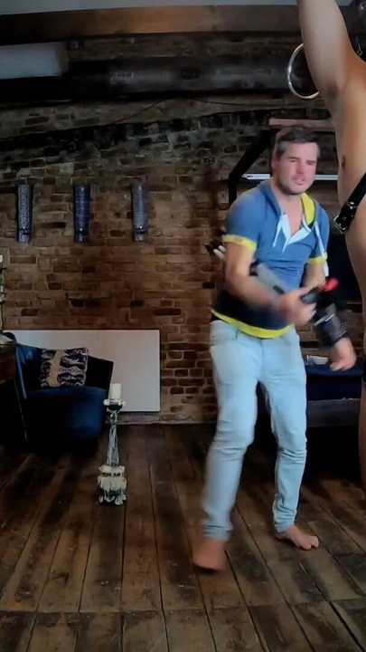 Sesiune de joc Femdom - Stăpână în trio cu sclav și fotograf | Clip 1