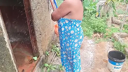 Ibu tiri yang hot mandi di luar ruangan