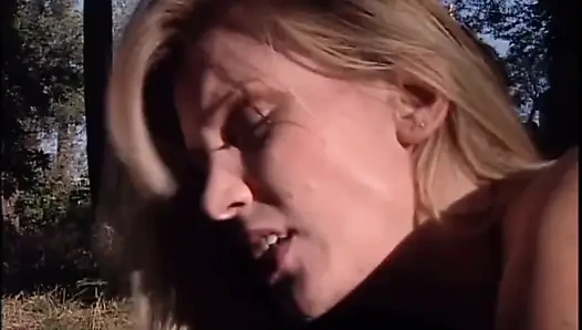 Güzel orta yaşlı seksi kadın ile açık havada sikişiyor ve ağzına büyük bir yarakla boşalıyor