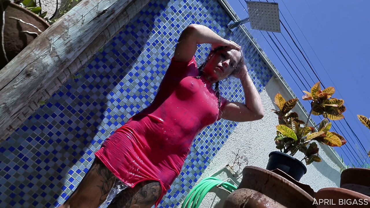 Na zewnątrz anal play banana, spread ass, wet pink, splash w basenie