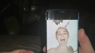 Miley Cyrus kommt mit Sperma-Tribut 4