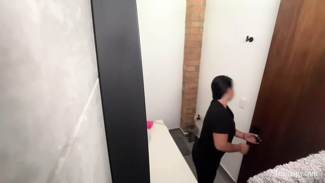 大屁股穿着紧身裤上班