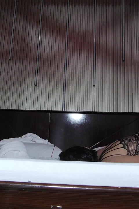 Cheirando o cu e lambendo a esposa puta infiel