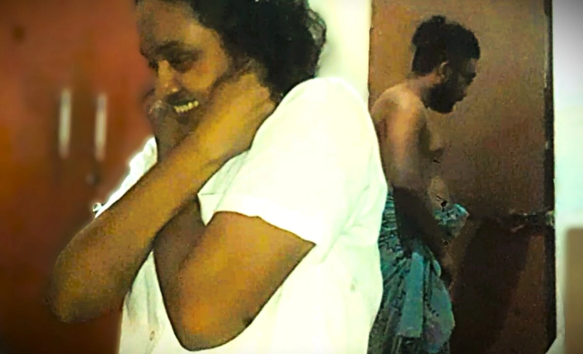 Күйеуі ұйықтап жатқанда, ғашығы оны трахает етеді.