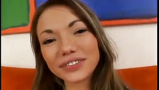 Horny babe enjoys giving a hard dick a nice blowie