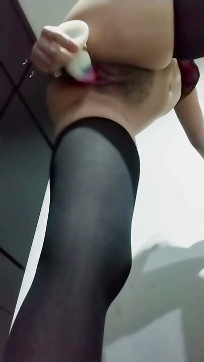 유니콘 딜도 바닥 보기로 자위하는 마른 겸둥이 라틴계 여자 스탠딩 자위