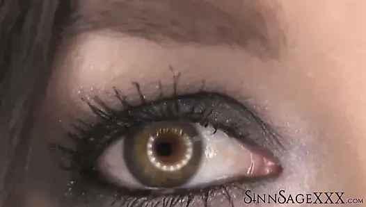 Sinn Sage kamera görünümü için yakın çekimde güzel hazel gözlerini öne çıkarıyor
