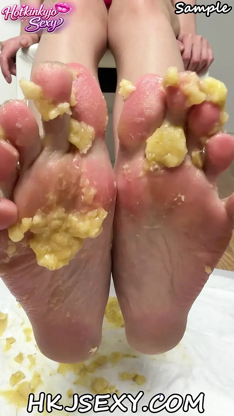Hotkinkyjo feets, pussy & squashing bananas - HKJSEXY