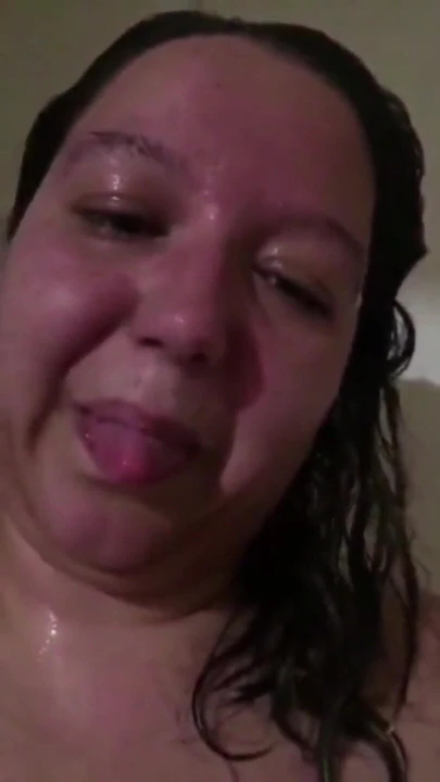 WildEnglishBBW rázza a zsákmányomat, dörzsöli a kövér puncimat a fürdőben