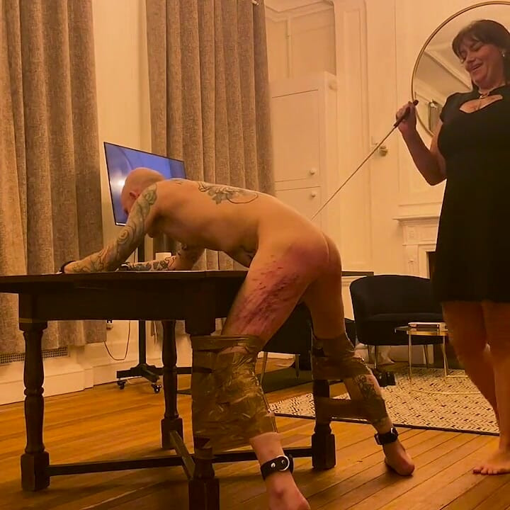Caning frio e algumas cbt fofas amarradas a uma mesa