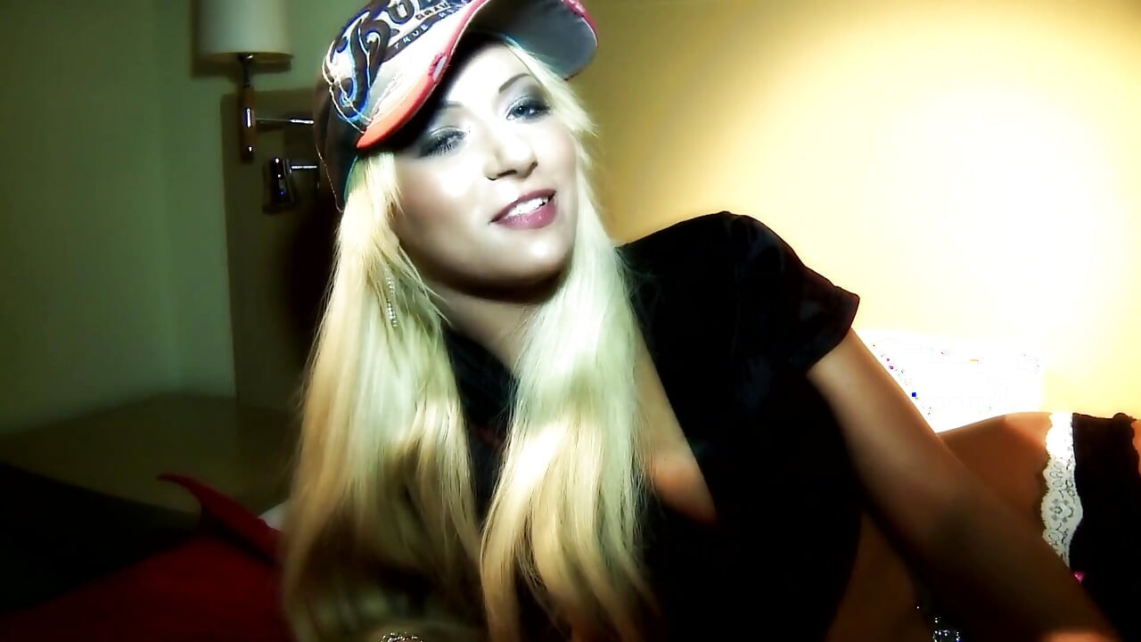 Sarışın Sürtük Yoğun Seks Derlemesinde Sert Sikiliyor