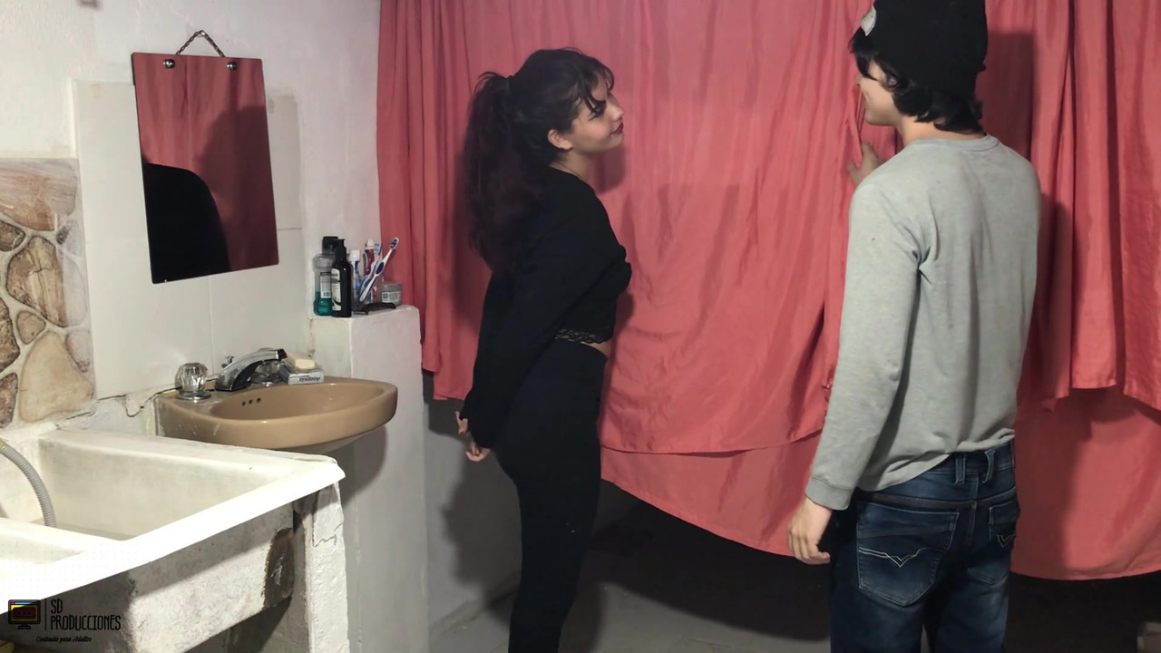 美丽的拉丁女郎被男友的大鸡巴以多个姿势性交 - 西班牙语色情