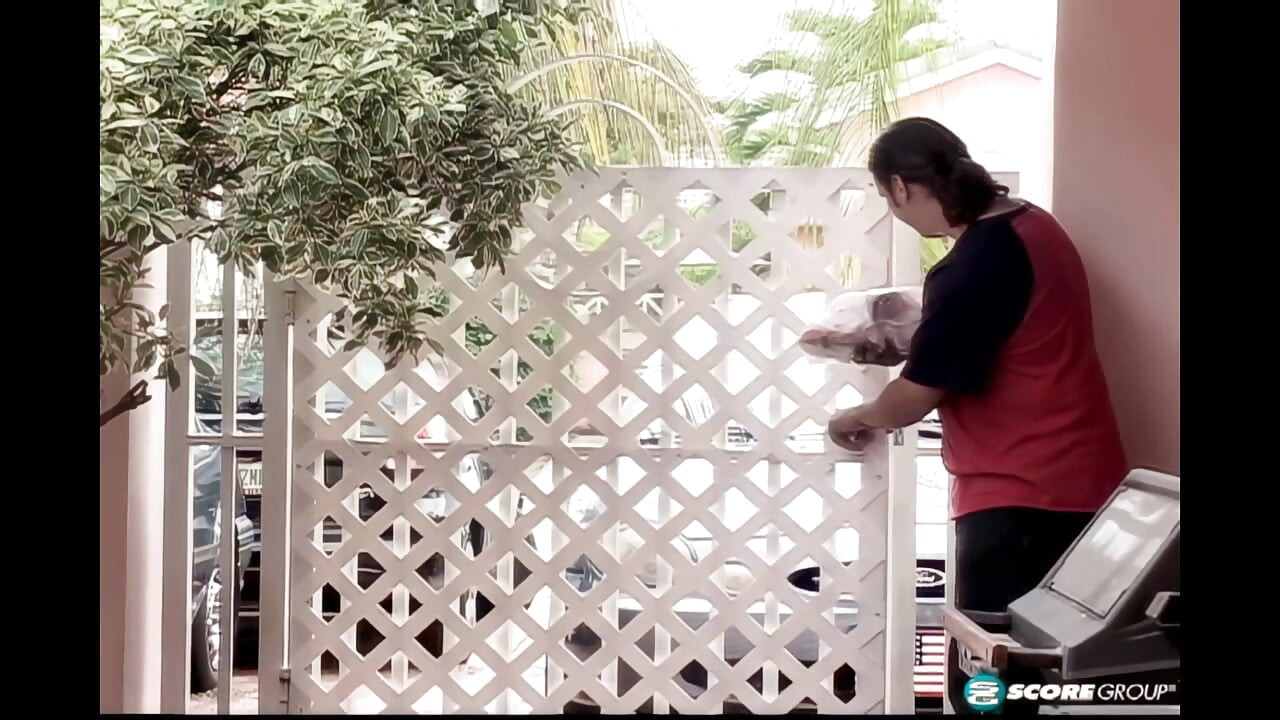 Apabila suaminya tiada, MILF Latina Monica bermain