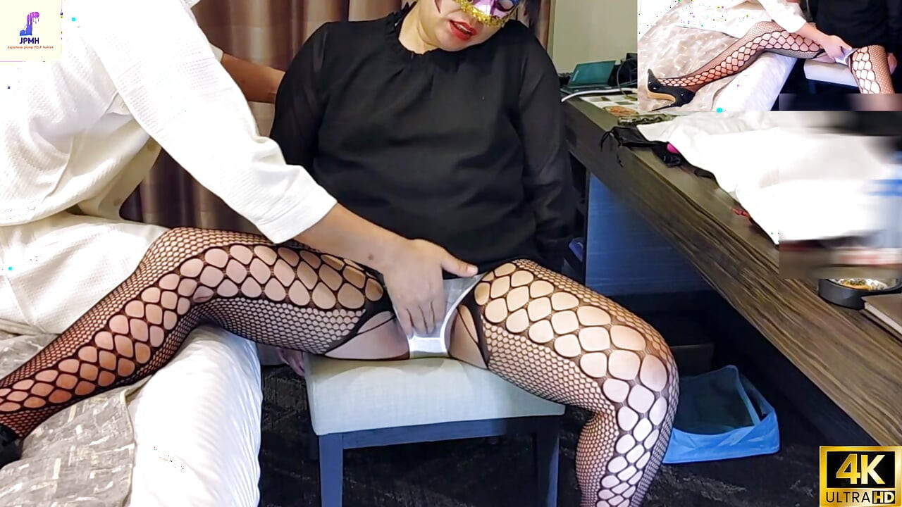 Uma mulher madura masoquista voluptuosa em seus cinquenta anos recebe carícias em sua roupa depois do trabalho.