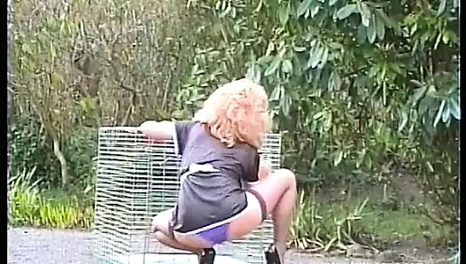 Junges französisches zimmermädchen im freien