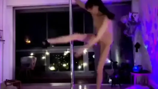 Çıplak topuklu ayakkabılar ve dildo