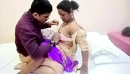 Genç devar külot azgın yengenin içinde penisi sallıyor gördü ve sakso çektiktan sonra dölleme için amının içinde sert sikiliyor