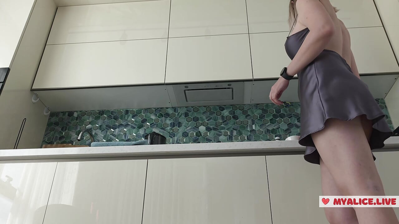 Punto de vista: mi compañera de cuarto se olvidó de bragas, su coño y grandes tetas tan calientes