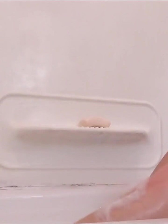 Fonda's Feet Get a Bubble Bath