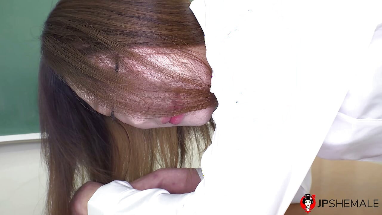 Japonská transsexuální učitelka Miku Ashida měla intenzivní sex se studentem.