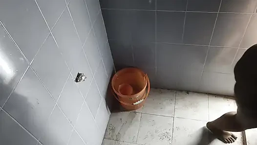 Stiefmutter badet mit stiefsohn, bevor sie ins dorf geht