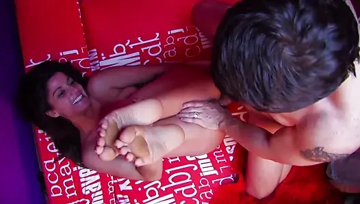Gadis bertato ngentot pantatnya pakai jari sambil nyepong kontol besar