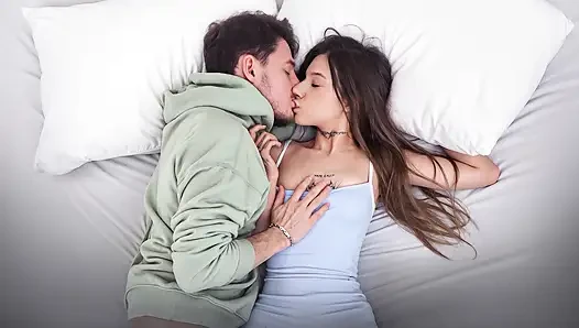 Luna Evans будит его чувственным грязным минетом