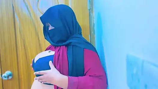 Ägyptisches heißes zimmermädchen wird super geil und beginnt mit masturbieren im büroraum &chef beginnt handjob von saw sie