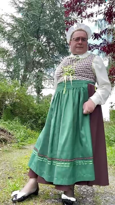 Dengan pakaian pembantu, gaya Austria, selama sehari