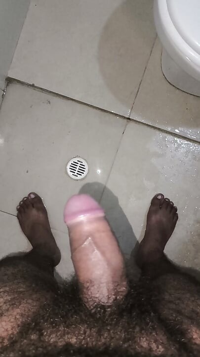 Bărbat păros care trage sperma afară