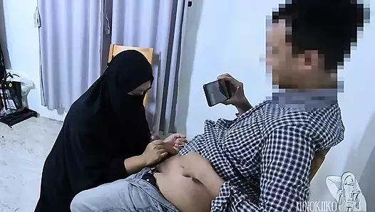 Peçeli tesettürlü kız bekleme odasında bir yabancıdan taze bir döl içiyor - minokiiko