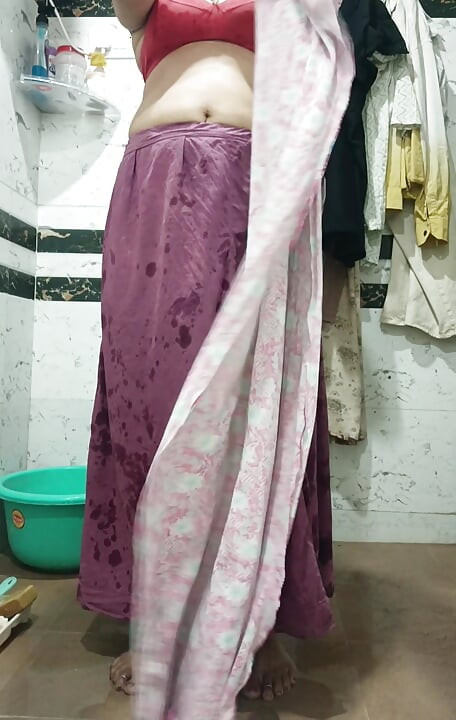 Priya Bhabi - show de banho na bunda grande