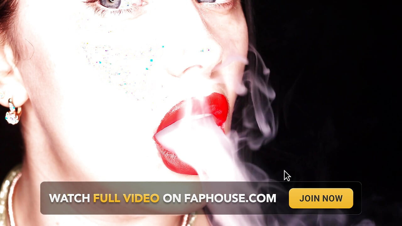 4K Applica il rossetto rosso e fuma il narghilè su fondo nero