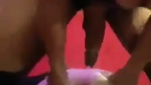 o göt ile oynuyor