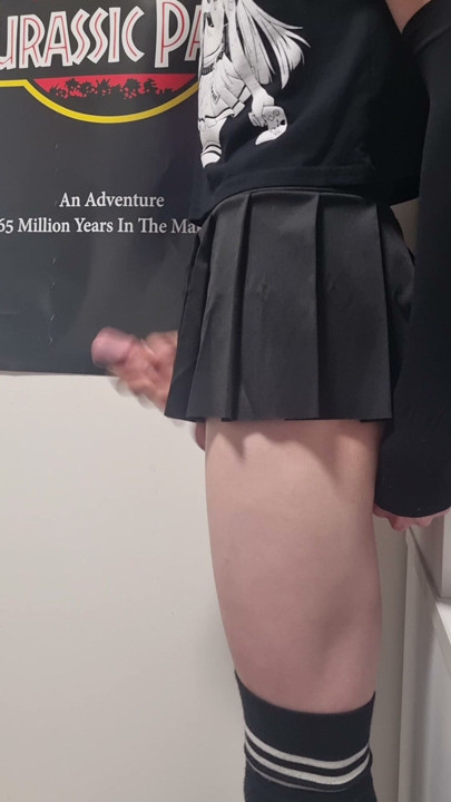 cummin hard in a short skirt :3