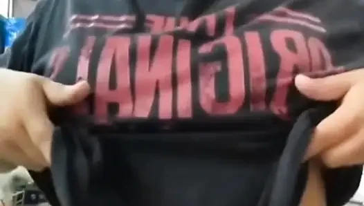 Molly pergi ke toko dan kencing di dalam toko