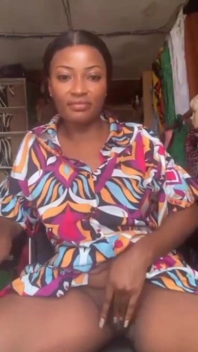 उत्तेजित मम्मी अपनी दुकान के अंदर हस्तमैथुन कर रही है, सार्वजनिक मास्टरबेशन चीनी मम्मी | क्लिप 1