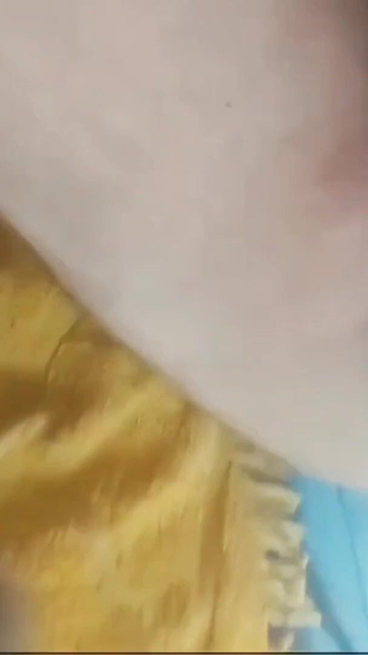 18 yaşındaki göt deliği ailesi yoldayken büyük bir yarak emmeyi öğreniyor | Klip 3