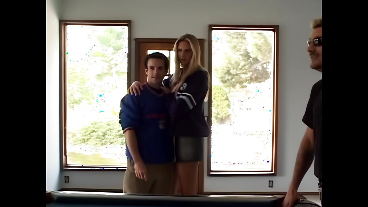 Genç ve Görkemli Bir Melek Uzun İçin Dört Büyük Penis