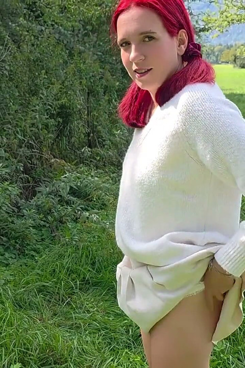 El mă filmează!! Urinează sub observație