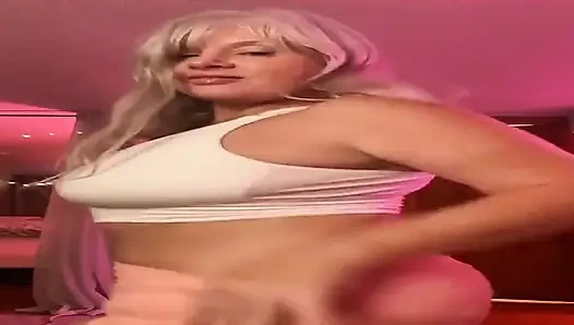 Bazen bir kızın dans etmesi gerekir! Lol bana bazı hareketler gösterme sırası.?