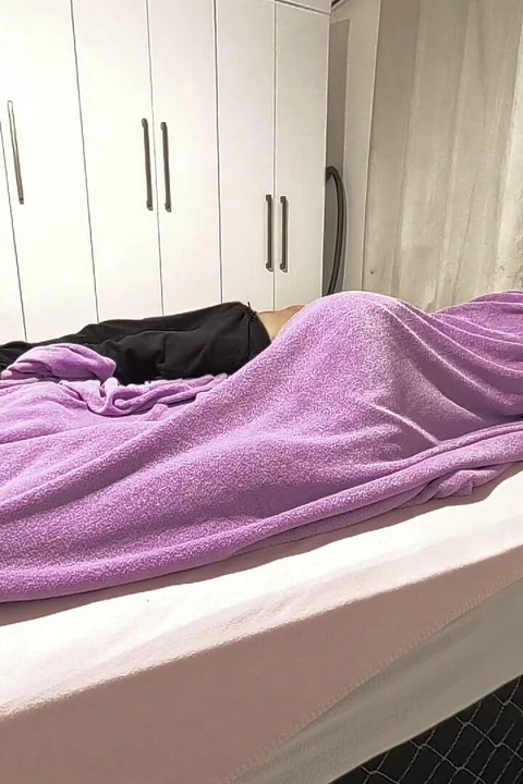 我的继父晚上去看我, 射在我的小阴户里